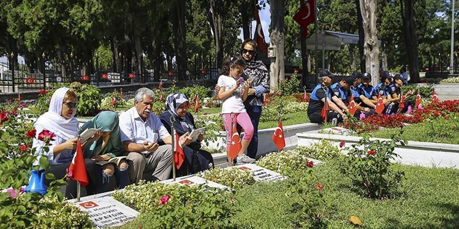 Şehit aileleri şehitlik ziyaretleri için kısıtlamadan muaf