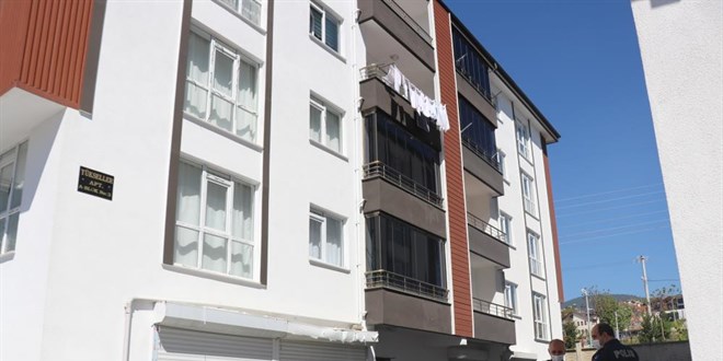 Uyurgezer olduğu iddia edilen genç kız 3'üncü kattan düştü
