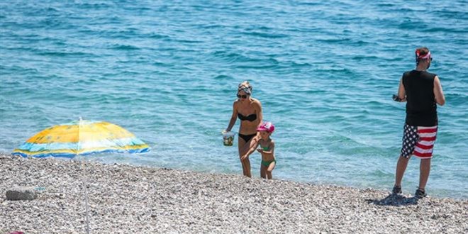 Antalya'da turistlerin boş sahilde deniz keyfi