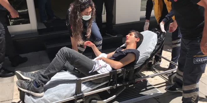 Adana'da kalabalık grubun darbettiği genç bankaya sığındı
