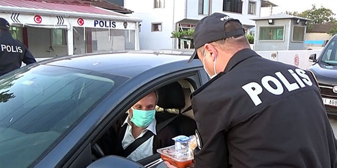 Polis, iftara yetişemeyen sürücülerle kumanyasını paylaştı