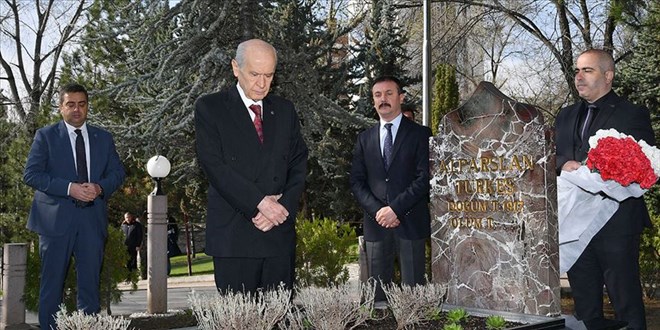 Bahçeli, Alparslan Türkeş'in kabrini ziyaret etti