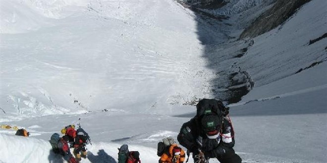 Everest'e tırmanmayı başaran 2 dağcı 'kar körlüğü ve yorgunluktan' öldü