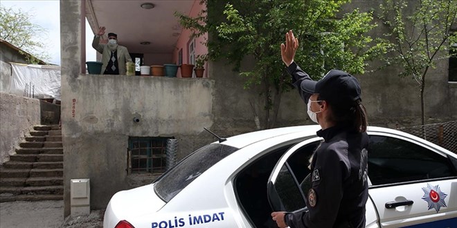 Polisler, yaşlılara devletin şefkatli elini uzatıyor