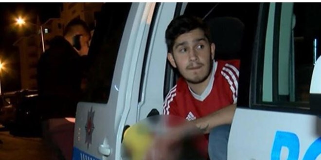 Yatak odasından gelen sesler üzerine bıçakla saldırdı