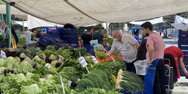 Muaf tutulan pazarcı esnafı tezgahlarda yerini aldı