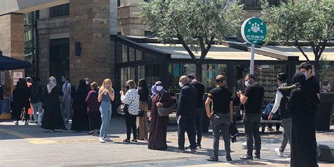 Kademeli normalleşmenin ilk gününde AVM'lere akın ettiler
