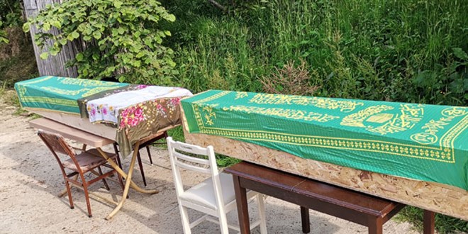 Baltayla öldürdüğü annesi ile yan yana toprağa verildi
