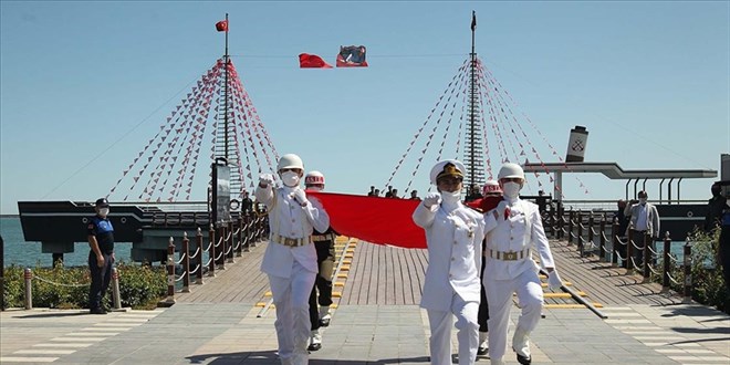 Atatrk' temsil eden bayrak Samsun'da karaya karld