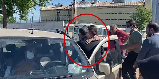Yaralı çocukları araçtan milletvekili çıkardı