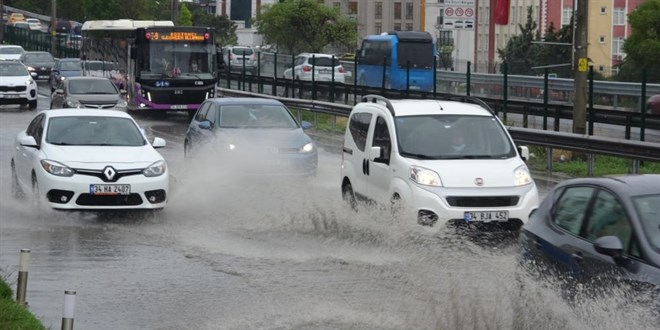 Aşırı yağmur sonucu Pendik D-100 karayolu göle döndü