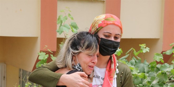 Gözdağı vermek için beslediği kediyi öldürüp camına astılar