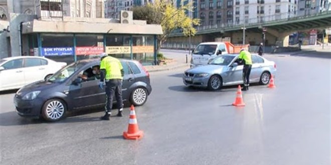 Pazartesi saat 05.00'e kadar sürecek sokağa çıkma kısıtlaması başladı