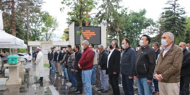 Hayatn kaybeden retmen topraa verildi