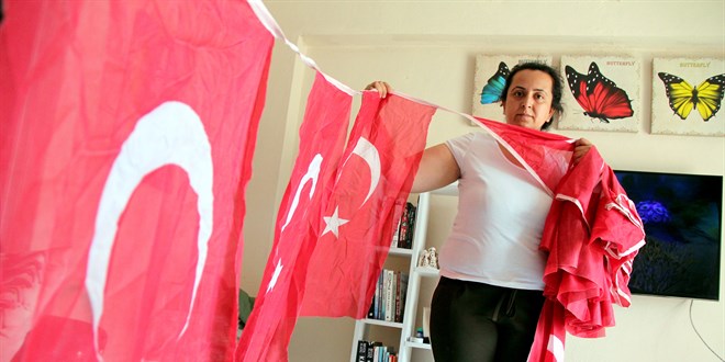 Türk bayraklarını çöpten çıkarıp balkonuna astı