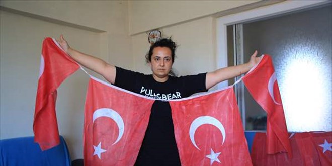 Çöpte bulduğu Türk bayraklarını evinde muhafaza altına aldı