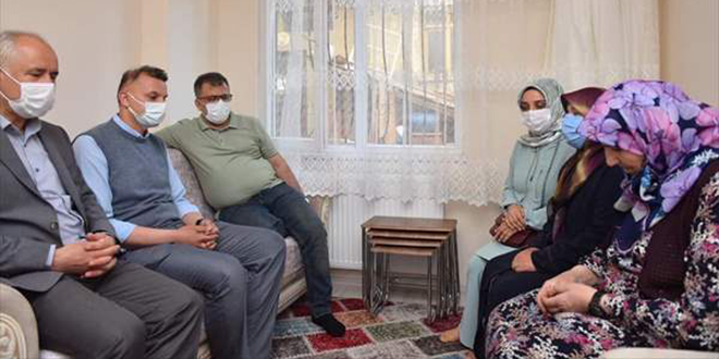 Şehit ailesi belediye başkanının hediye ettiği eve taşındı