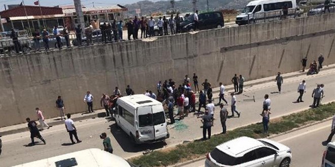 Jandarma personelini taşıyan minibüs devrildi: 3 yaralı