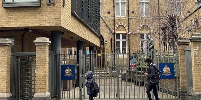 İngiltere'de Hz. Muhammed'e hakaretten açığa alınan öğretmen göreve dönebilecek