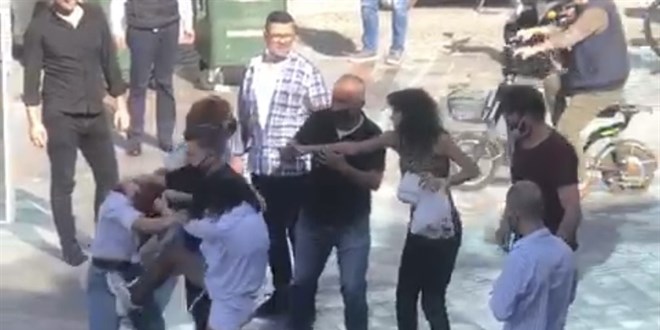 Genç kızlar cadde ortasında saç saça, baş başa kavga etti