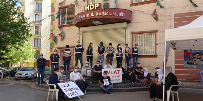 HDP kepenkleri kapatt, aileler tm zorluklara ramen eylemlerinden vazgemedi