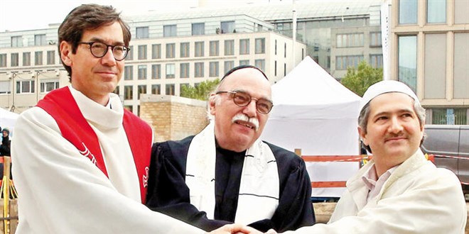 Alman Meclis Başkanı FETÖ'cülerle aynı törende