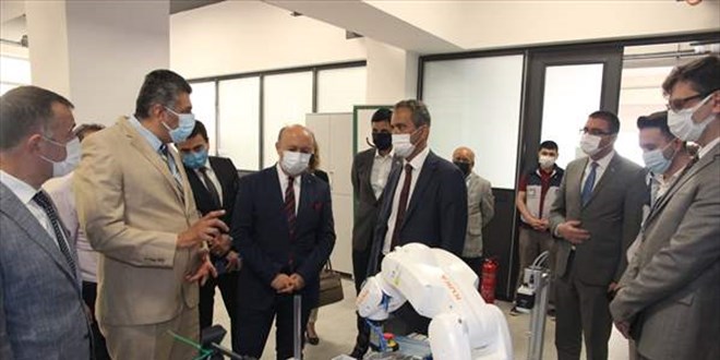 Bakan Yardımcısı Özer, Endüstri 4.0 Laboratuvarı'nı inceledi