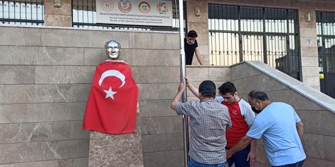 Osmaniye'de gençlerin bayrak hassasiyeti takdir topladı