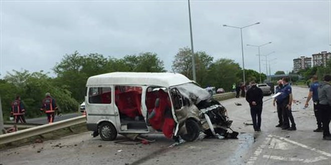 Ordu'da minibüs ile kamyonet çarpıştı: 13 yaralı