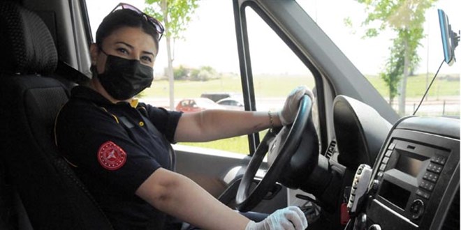 Acil tıp teknisyenliğini bırakıp, ambulans şoförü oldu