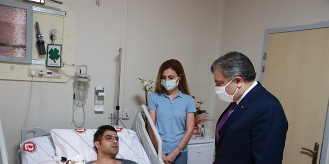 Bakanı Koca, bıçaklı saldırıya uğrayan doktoru ziyaret etti