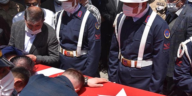 Şehit korucu Kürtçe ağıtlarla son yolculuğuna uğurlandı