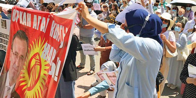 Kırgızistan'da FETÖ gösterisi