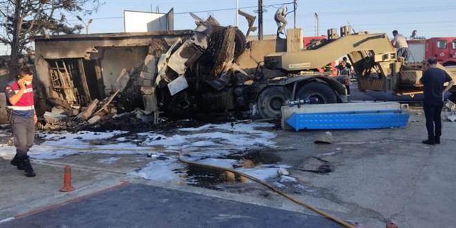 Hatay'da askeri tır çırçır fabrikasının duvarına çarptı: 2 şehit