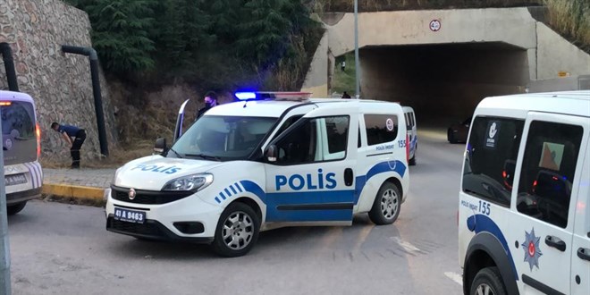 Boş arazide alkol alan şahıslar polis ekiplerine saldırdı: 9 gözaltı