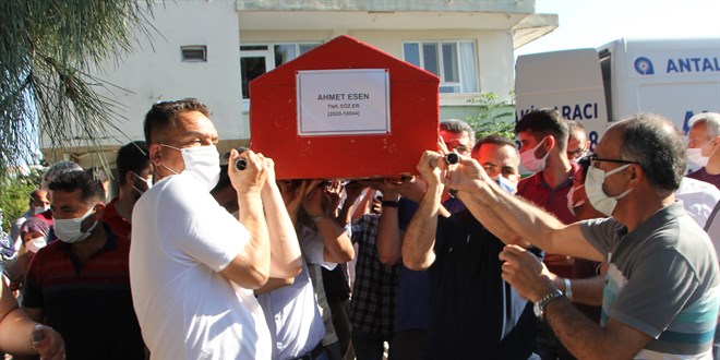 Hayatını kaybeden Sözleşmeli Er Ahmet Esen defnedildi