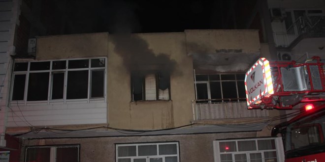 Bacayı temizlemek için benzin döktü, komşusunun evini yaktı