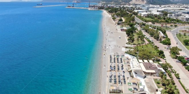 Konyaaltı Sahili turistlere kaldı