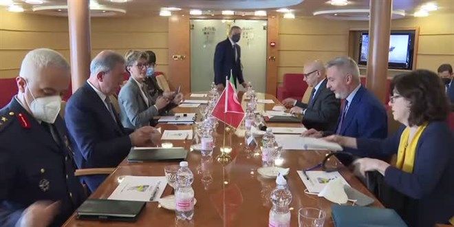 Akar, İtalya ve İngiltere Savunma Bakanları ile bir araya geldi