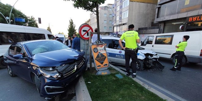 Sultangazi'de polis arac ile otomobil arpt: 1'i polis 2 yaral