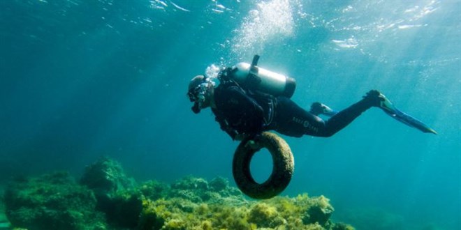 DEÜ öğrencileri Kleopatra Koyu'nu dip bucak temizledi