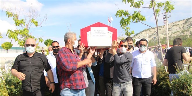 Yaşam mücadelesini kaybeden polis memuru toprağa verildi