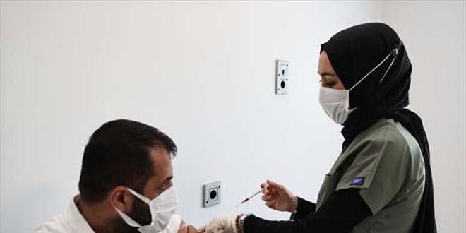 Ankara'da 40 yaş ve üzeri vatandaşlar Kovid-19'a karşı aşılanmaya başladı