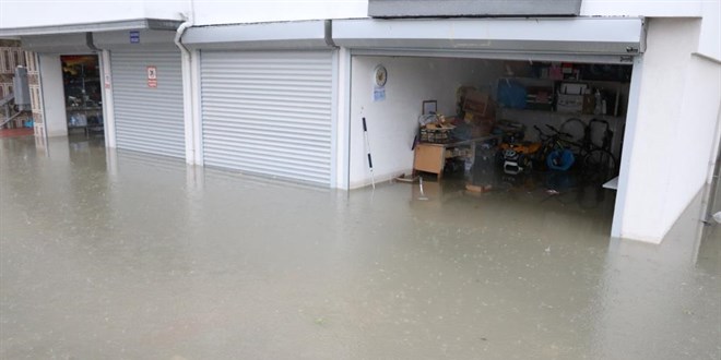 Bolu'da şiddetli yağmur garaj ve depoları göle çevirdi