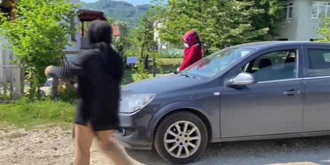 Fedakar öğretmenler eğitimi evlerinde kalan 'teyzelerin' ayağına götürdü