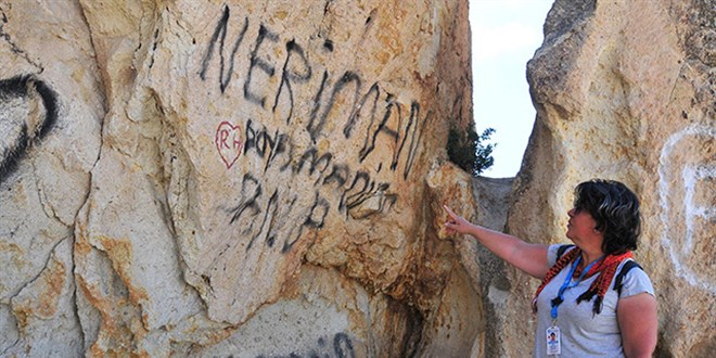 Kapadokya'da peribacalarına sprey boyalı tahrip