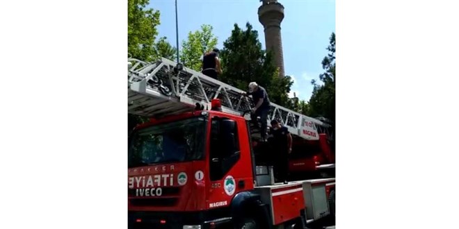 Kayseri'de temizlemek iin kt minarede mahsur kalan kiiyi itfaiye kurtard