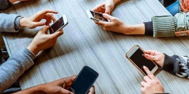 Türkler mobil cihazlara 1 saat daha bağımlı