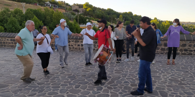 Diyarbakır'da bin yıllık köprüde tarihi halay