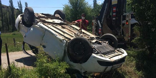 Sivas'ta istinat duvarına çarpan otomobil devrildi: 2 ölü, 2 yaralı